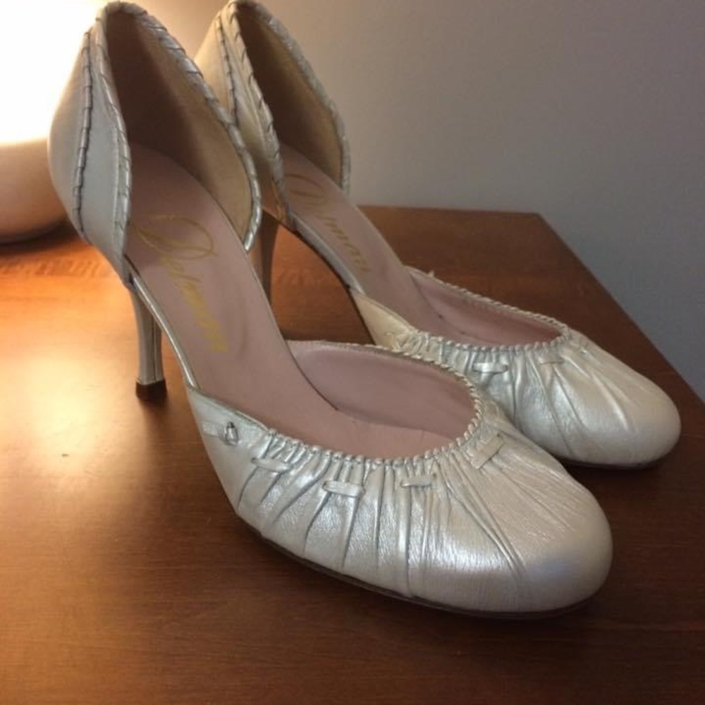 Size 9 1/2 women’s gorgeous silver pumps